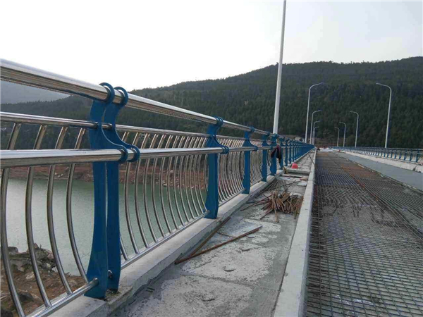 镇江不锈钢桥梁护栏的特点及其在桥梁安全中的重要作用