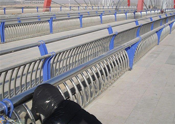镇江不锈钢复合管护栏一种安全而耐用的防护解决方案