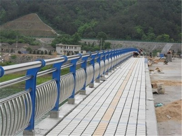 镇江不锈钢桥梁护栏的特性及其在现代建筑中的应用