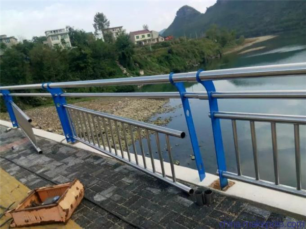 镇江不锈钢复合管护栏是一种卓越的防护材料